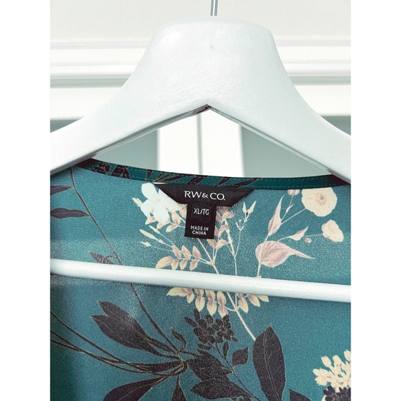 RW & CO. |  Green Floral Flutter Sleeve Crop Blouse - Picture 3 of 8